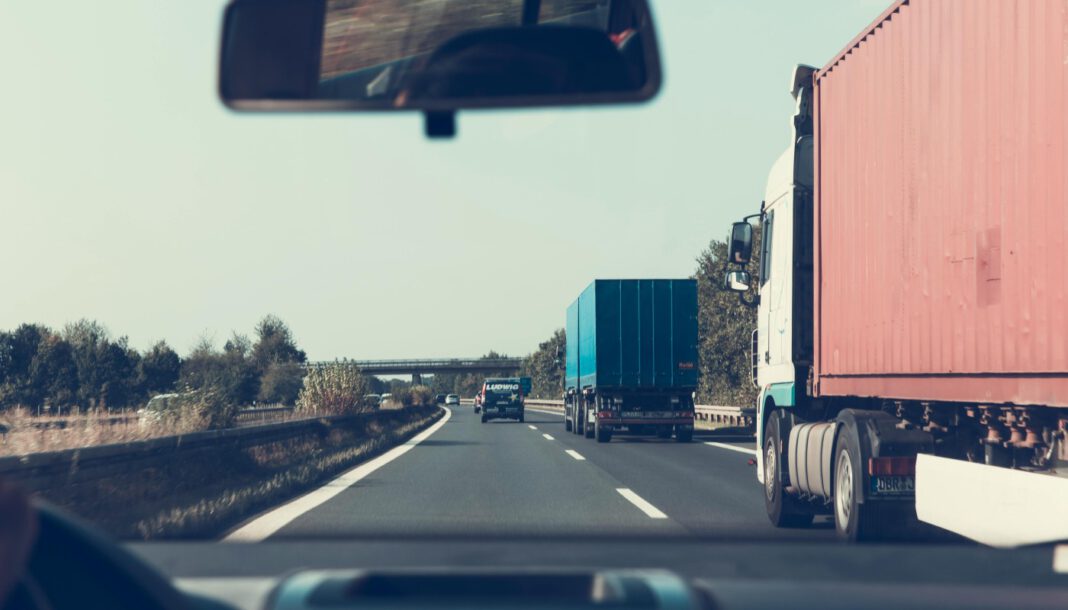 Mautdaten: Fahrleistung mautpflichtiger Lkw auf Autobahnen im April leicht gesunken